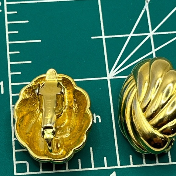 Trifari Gold Swirl Stud  Clip on Earrings - Picture 11 of 11